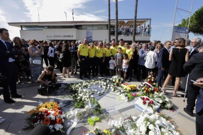 Personal de emergencias, ayer ante las flores en memoria de las víctimas de los atentados del 17 de agosto del año pasado.