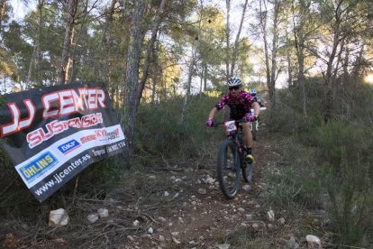 Una imatge de l’edició anterior, amb un motociclista darrere un biker donant suport durant la prova.