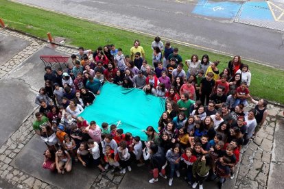 Fotografía tomada ayer de todos los niños participantes en la decimonovena edición de las colonias organizadas por la AECC Lleida en Salardú.