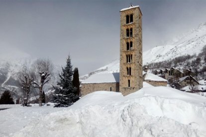 El viento levantó la nieve en Vilamur provocando el efecto de un ‘torb’ que dificultaba la circulación. 