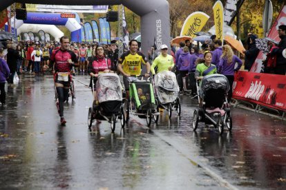 Un moment de la sortida de la Mitja Marató, que va reunir 1.200 participants.