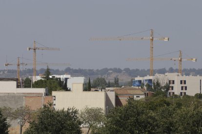 Grues de diverses promocions noves a Ciutat Jardí, ahir.