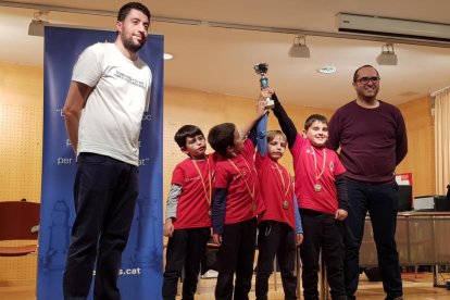 L’equip sub-10 del Pla, amb el trofeu de subcampió.