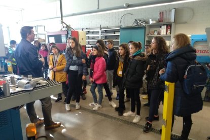 Alumnos de los cinco países participantes en el proyecto europeo durante un taller de robótica.