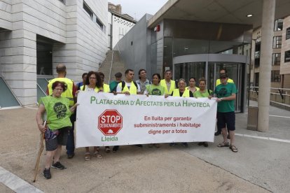 Antes del juicio, una veintena de miembros de la PAH se concentraron ante los juzgados.