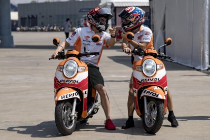 Màrquez y Pedrosa reconocieron ayer el circuito en ciclomotor.