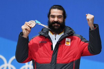 Regino Hernández, amb la medalla de bronze aconseguida a la prova de boardercross.