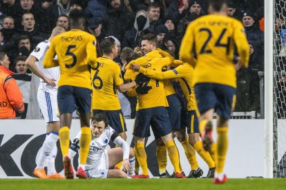 Els jugadors de l’Atlètic, ahir de groc, celebren un gol.