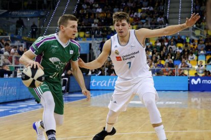 Waczynski, de l’Unicaja, bota la pilota davant del madridista Doncic.