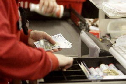 Los comercios estarán obligados a ofrecer alternativas al pago en efectivo a partir de los 30 euros