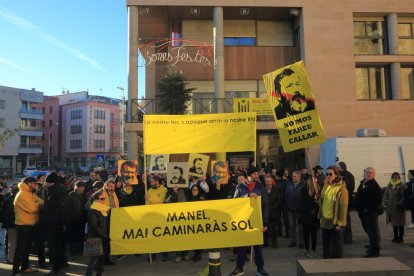 Els manifestants van acompanyar Riu amb pancartes al jutjat de Tremp, on va prestar declaració.