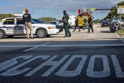 Policías en frente del instituto donde se registró el tiroteo, en el estado de Florida.