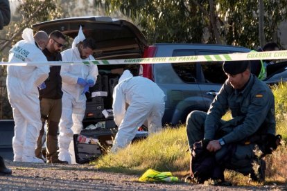 Efectius de la Guàrdia Civil inspecciones la zona on va ser