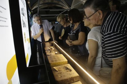 Antoni Lacasa, durant la visita guiada d’ahir després de la inauguració de l’exposició a l’IEI.