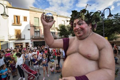 El gigante Bacus, durante el pasacalles de ayer por la tarde en la localidad de la Segarra.