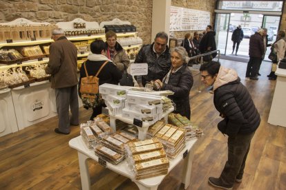 Un grupo de personas visitando ayer la nueva tienda, que abrirá en las próximas semanas. 