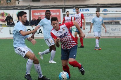 El jugador local Joan, en una de les accions que va tenir lloc durant el partit d’ahir a Balaguer.