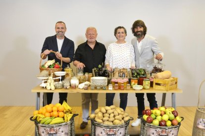 L’actor i gastrònom Juan Echanove, amb el presentador Santi Millán i els assessors de cada equip.