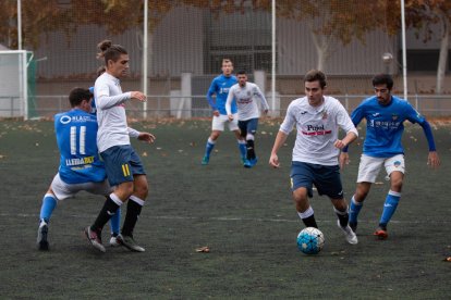 Valero conduce el balón presionado por detrás por Beamud, ayer en Gardeny.