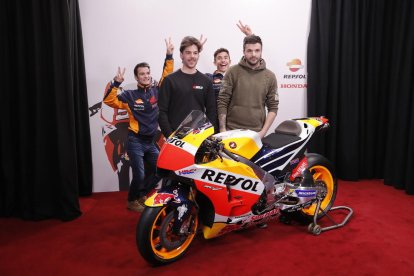 Màrquez i Pedrosa van sorprendre els aficionats que es van fotografiar ahir amb l’Honda RC213V.