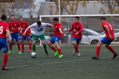 Un jugador del Balàfia cubre el balón ante la presión rival.