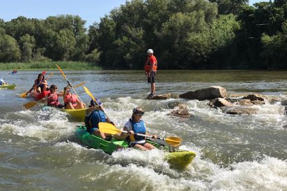 El 3r descens en piragua Torres de Segre-Soses-Aitona-Seròs aplega 400 participants