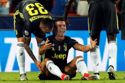 Cristiano Ronaldo reacciona llorando despúes de ser expulsado por agredir a un rival.