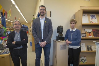 El alcalde de Agramunt, Bernat Solé, ayer con los dos donantes de la escultura. 