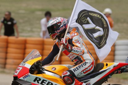 Marc Màrquez va portar una bandera d’Andreas Pérez, el pilot que va morir la setmana passada durant una prova a Montmeló, en lloc de la tradicional del seu club de fans.