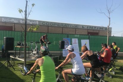 Medio centenar de personas pedalean en Alpicat a beneficio de Aremi