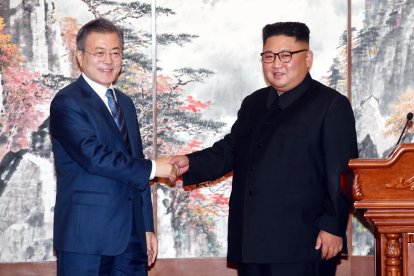 Kim Jong-un (d) dóna la mà al president sud-coreà, Moon Jae-in (e).