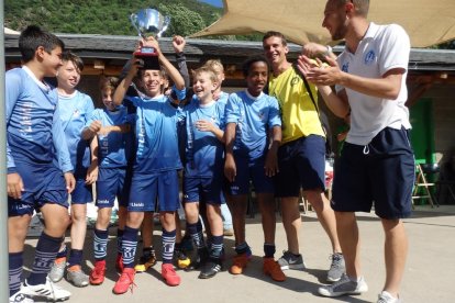 Los jugadores del Fif Lleida, campeones en Rialp en la categoría alevín.