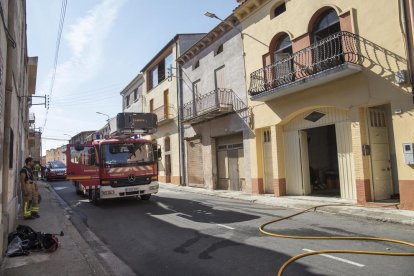 Bombers davant de l’habitatge de Preixens on va tenir lloc l’incendi.