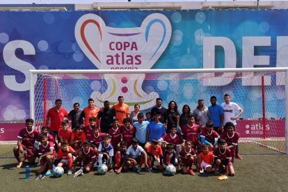 Jugadores, entrenadores y familiares del FC Madrás junto a técnicos leridanos, entre ellos Fede Bessone, el jueves en el Atlètic Segre.