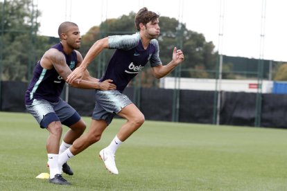 Sergi Roberto y Rafinha durante la sesión de entrenamiento de ayer en la Ciutat Esportiva.