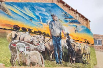 Lily Brik i Llorenç Manuel al costat del mural.