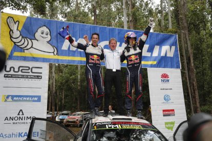 Ogier celebra su triunfo en el Mundial de rallies junto a Ingrassia.