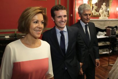 Casado, con Cospedal y Adolfo Suárez Illanes, ayer, en Madrid.