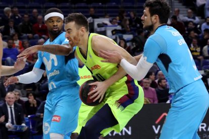 Omar Cook y Alessandro Gentile intentan arrebatar el balón al azulgrana Víctor Claver.