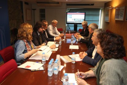 La sesión de la mesa estratégica del aeropuerto de Alguaire celebrada ayer en Lleida. 