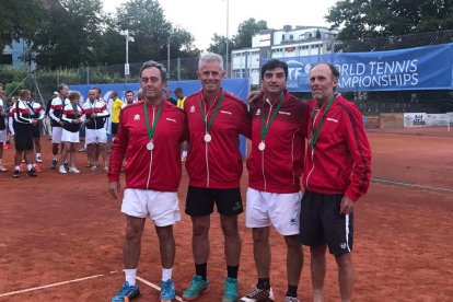 El leridano Miquel Puigdevall, con la medalla ganada en Alemania. A la derecha, con el resto del equipo español.