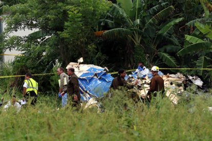 Policies i militars custodien les restes de l’avió accidentat a l’Havana, a Cuba.