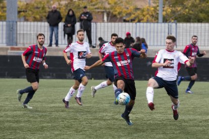 Ander Cayola, con dificultades para controlar el balón ante la presión de un jugador del Sant Ildefons, ayer en el Municipal Joan Capdevila.