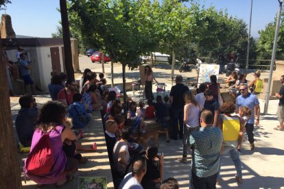 Un moment del contacontes celebrat ahir a l’entrada del poble de Tiurana.