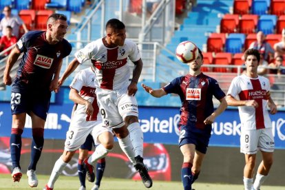 El oscense Cucho Hernández intenta rematar, ayer en Eibar.