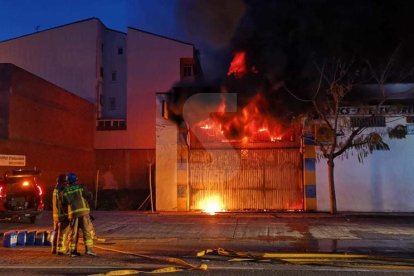 Espectacular incendi en una nau d'Alcarràs