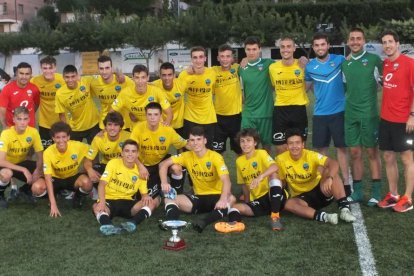 Los jugadores del Lleida Juvenil posan con el trofeo conquistado ayer tras derrotar al Tàrrega.