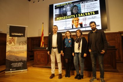 Josep Calvet, Alice Ekman, Rosa Pujol i Jaume Serra, abans de la projecció de ‘Perseguits i salvats’.