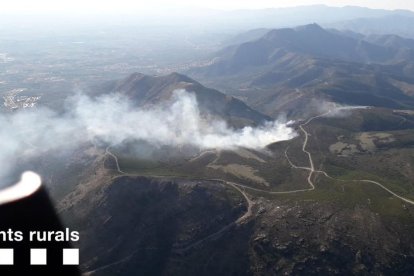 Un incendio forestal con cuatro focos afecta al Coll del Pení, en Roses