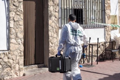 Un agente del Laboratorio de Criminalística de la Guardia Civil se dirige al bar donde ocurrió el tiroteo.